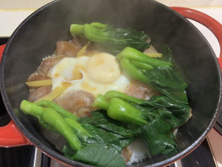 4、腊味煲仔饭,等到焦香四溢，用调好的浇汁淋在上面就OK