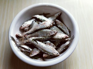 1、香炸小河鱼,买回来的小河鱼放入器具中。