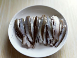 5、香炸小河鱼,清理好的小鱼，再次用冷水冲洗，一定要冲洗干净，我大概冲洗了7-8遍。