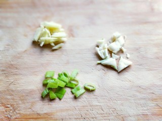 6、香炸小河鱼,葱姜蒜去皮，切碎。