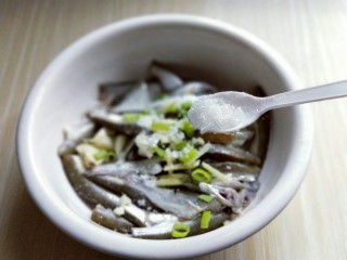 8、香炸小河鱼,加入白砂糖。