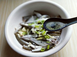 9、香炸小河鱼,加入料酒，适当可以多放一些，去腥。