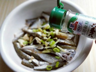 11、香炸小河鱼,加入胡椒粉。