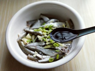 10、香炸小河鱼,加入生抽。