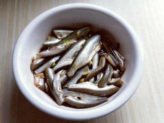 12、香炸小河鱼,拌均匀，腌制2小时以上，如果时间允许半天最好，那样炸出来的小鱼特别入味。