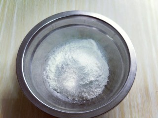 13、香炸小河鱼,准备少许普通面粉放入深一点的器具中。