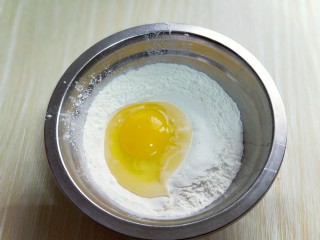 14、香炸小河鱼,敲一个鸡蛋再里面。