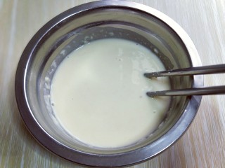 15、香炸小河鱼,加入少许清水调试成面糊状。