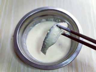 16、香炸小河鱼,将腌制好的小鱼放入面糊里泡15秒，捞出淋掉多余的面糊。