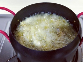 17、香炸小河鱼,起油锅:炸锅中放入食用油，油温8成加入沾满面糊的小鱼，中小火炸至两面金黄即可捞出。(一次不要放太多条小鱼，避免黏连在一起，切记:要用筷子将沾满面糊的小鱼一条一条的放入油锅中，不能心急！但是动作要快。)