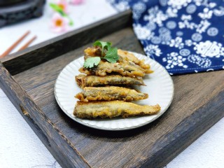 19、香炸小河鱼,装盘，美味至极。