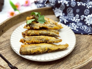 20、香炸小河鱼,近看，下酒菜，也是小零食，喜欢吃的更酥一点的话，还可以复杂一次。