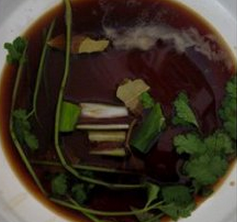 2、大拌菜,锅中放入香葱、香菜、香叶、果醋汁，开火煮3分钟。3分钟后关火，挑出香葱、香菜和香叶，把凉菜汁放置一旁晾凉