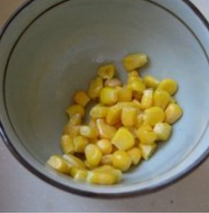 3、大拌菜,甜玉米煮熟放置一旁备用，生菜洗净掰成小块