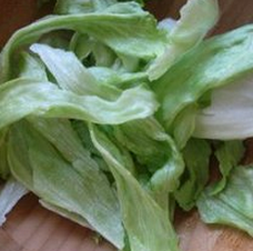 4、大拌菜,苦菊洗净去根，紫甘蓝洗净掰成小块