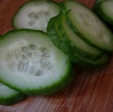 5、大拌菜,黄瓜切片，圣女果洗净切开