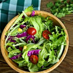 6、大拌菜,将所有蔬菜混合放入沙拉碗里，再放入事先炸好的花生米，将万能凉菜汁浇在蔬菜上即可