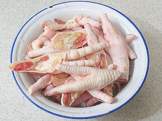 1、佐餐下酒菜【香卤鸡爪】,剪掉鸡爪的指甲，清洗干净