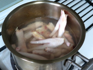 2、佐餐下酒菜【香卤鸡爪】,用热水焯烫