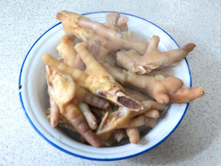 3、佐餐下酒菜【香卤鸡爪】,取出待用