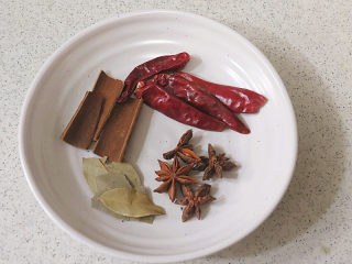 5、佐餐下酒菜【香卤鸡爪】,备好香料