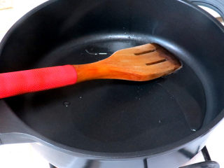 6、佐餐下酒菜【香卤鸡爪】,锅内倒油烧热