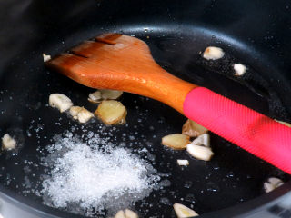 8、佐餐下酒菜【香卤鸡爪】,倒入两小勺白糖炒出焦糖色