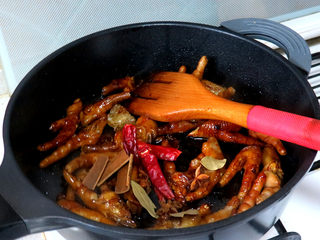 11、佐餐下酒菜【香卤鸡爪】,翻拌均匀后，加入八角、桂皮、香叶、干辣椒