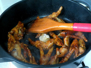 10、佐餐下酒菜【香卤鸡爪】,倒入老抽、黄酒、蚝油和香醋、芝麻油、冰糖