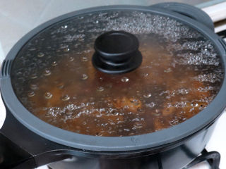 13、佐餐下酒菜【香卤鸡爪】,大火烧开转小火盖上盖子煮1小时以上，随时看看避免烧干了