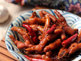 15、佐餐下酒菜【香卤鸡爪】,取出。 热吃、冷吃都好吃