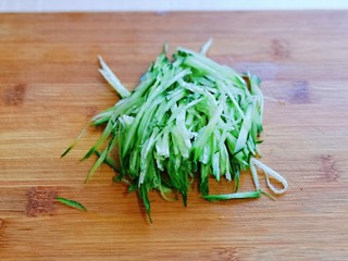 5、手撕鸡胸肉,利用这时间准备配菜，黄瓜洗干净切丝，胡萝卜去皮切丝。