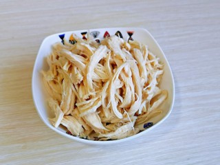 6、手撕鸡胸肉,煮熟的鸡胸肉用冷水冲洗，再手撕成条状。