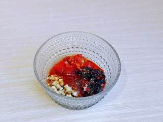 8、手撕鸡胸肉,将所有调味料放入碗中，蒜末，老干妈辣酱，剁椒，盐，生抽，绵白糖，醋，搅拌均匀。