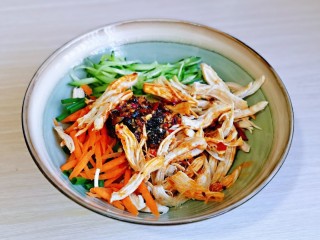9、手撕鸡胸肉,把撕好的鸡胸肉放入大碗中，再加入调味料，拌均匀即可享用。