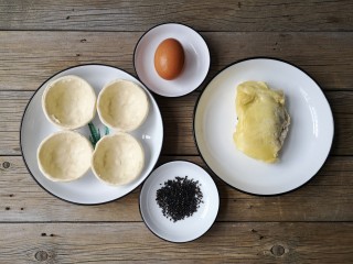1、没烤箱也要做烘焙——榴莲酥,准备食材。蛋挞皮从冷冻室取出回温10分钟左右。