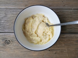 2、没烤箱也要做烘焙——榴莲酥,榴莲剥肉去核用勺子捣成泥。