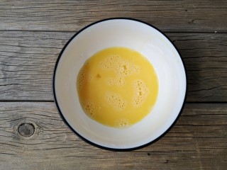 3、没烤箱也要做烘焙——榴莲酥,鸡蛋打散成蛋液。