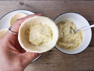 4、没烤箱也要做烘焙——榴莲酥,将榴莲肉填入蛋挞皮中至8分满，不要填的太满，会爆浆哦！