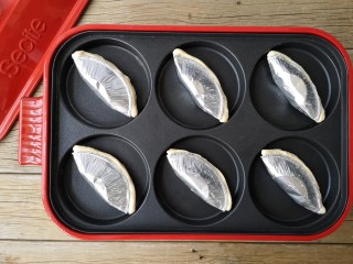 6、没烤箱也要做烘焙——榴莲酥,平底锅预热后放进“饺子”中火烘，注意翻面。