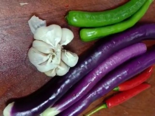 1、红烧茄子,准备茄子和配料