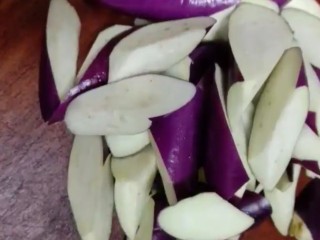 2、红烧茄子,茄子切成滚刀块