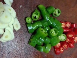 3、红烧茄子,青红椒，蒜片切好备用