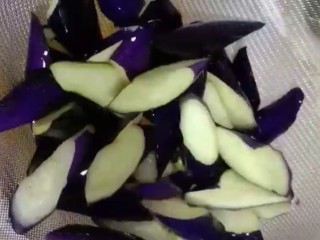 5、红烧茄子,炸至边角微卷倒出控油