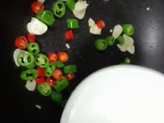 6、红烧茄子,锅留油下蒜片，青红椒爆香，加半碗清水