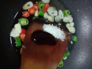 7、红烧茄子,加酱油，老抽，盐，鸡精，耗油