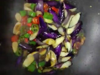 8、红烧茄子,再倒入茄子小火烧汁入味