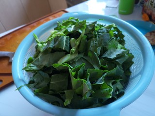 1、芥兰木耳,芥兰洗干净，切小段。