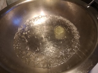 3、芥兰木耳,水烧开，放入一点油。