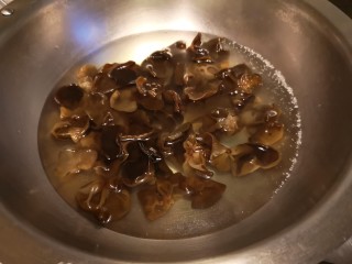 6、芥兰木耳,下入木耳焯一下。